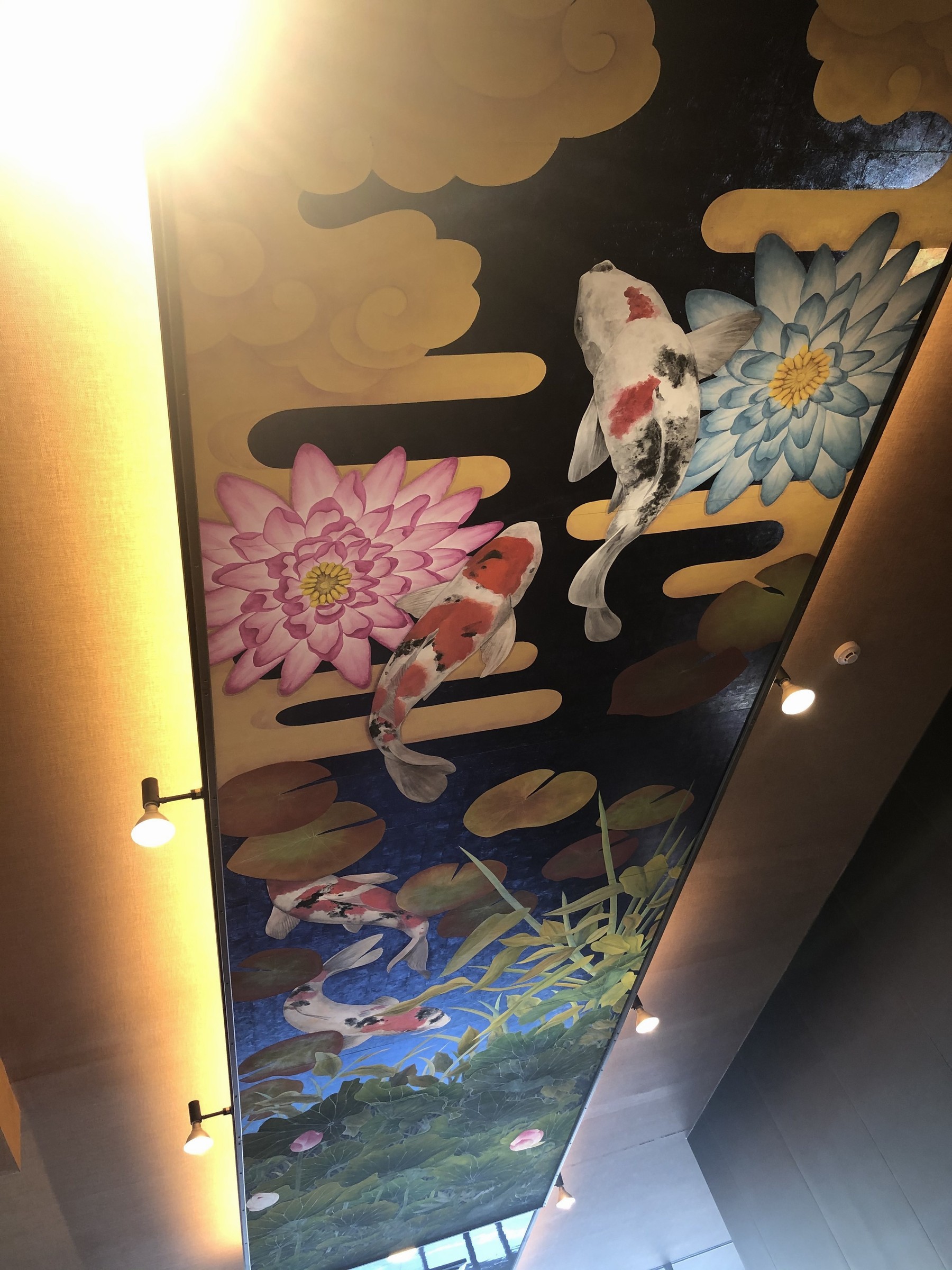 フロント天井に絵が飾られました。